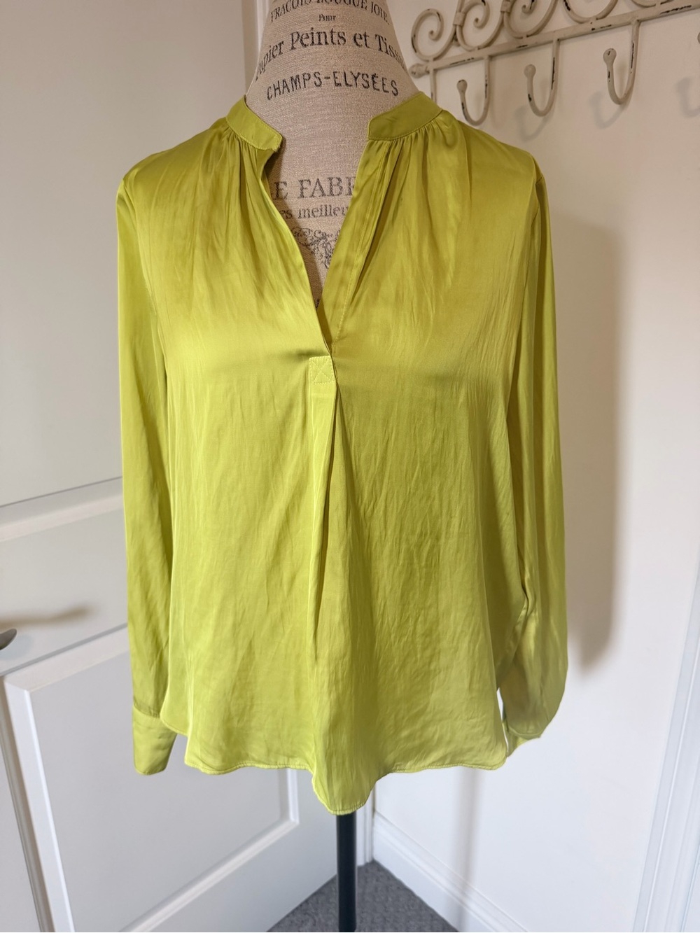 Source Unknown Lime Green V-Neck Long-Sleeve Blouse